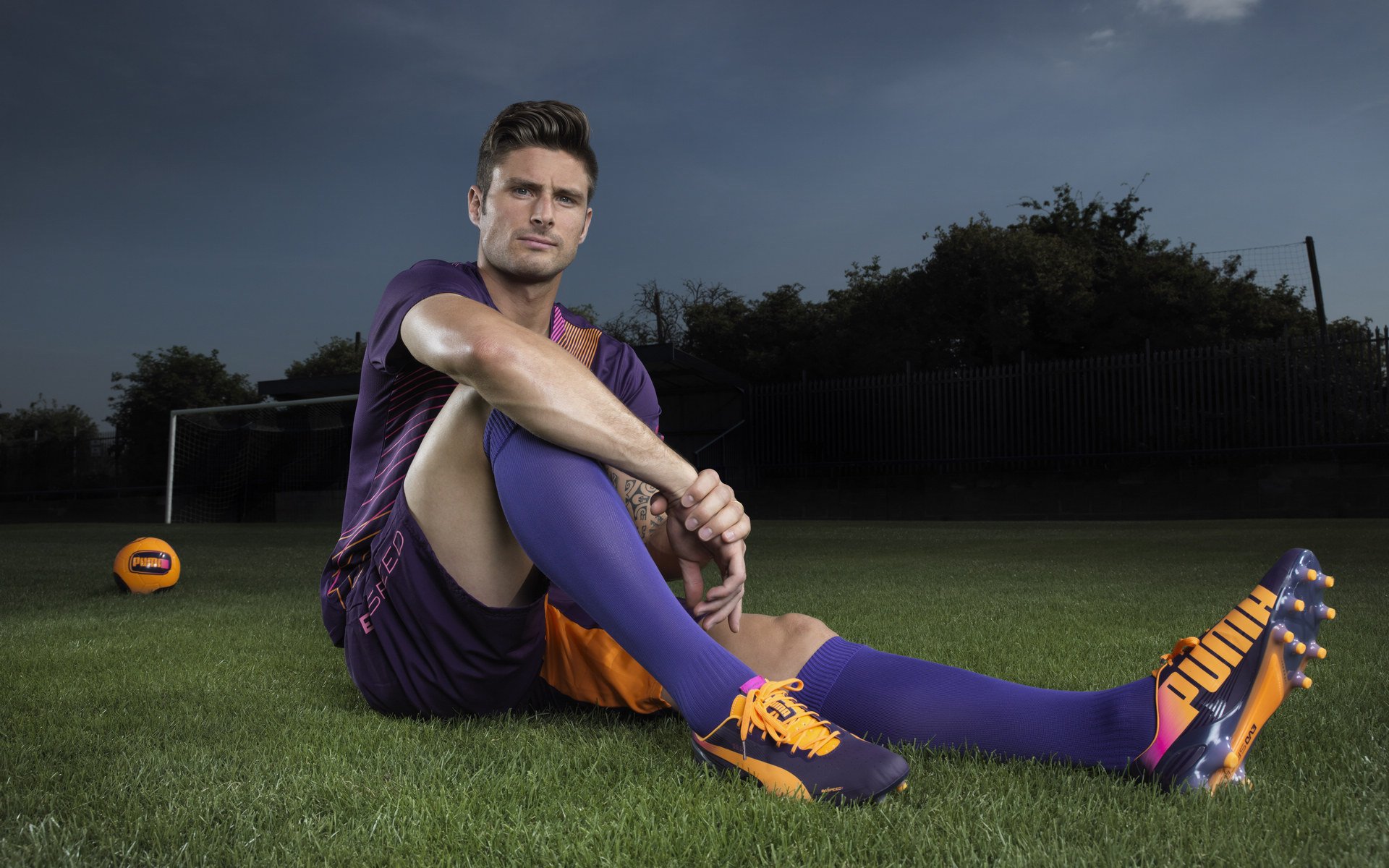 足球赛场焦点！德国队对阵英格兰队，压哨绝杀，引爆全场观众欢呼